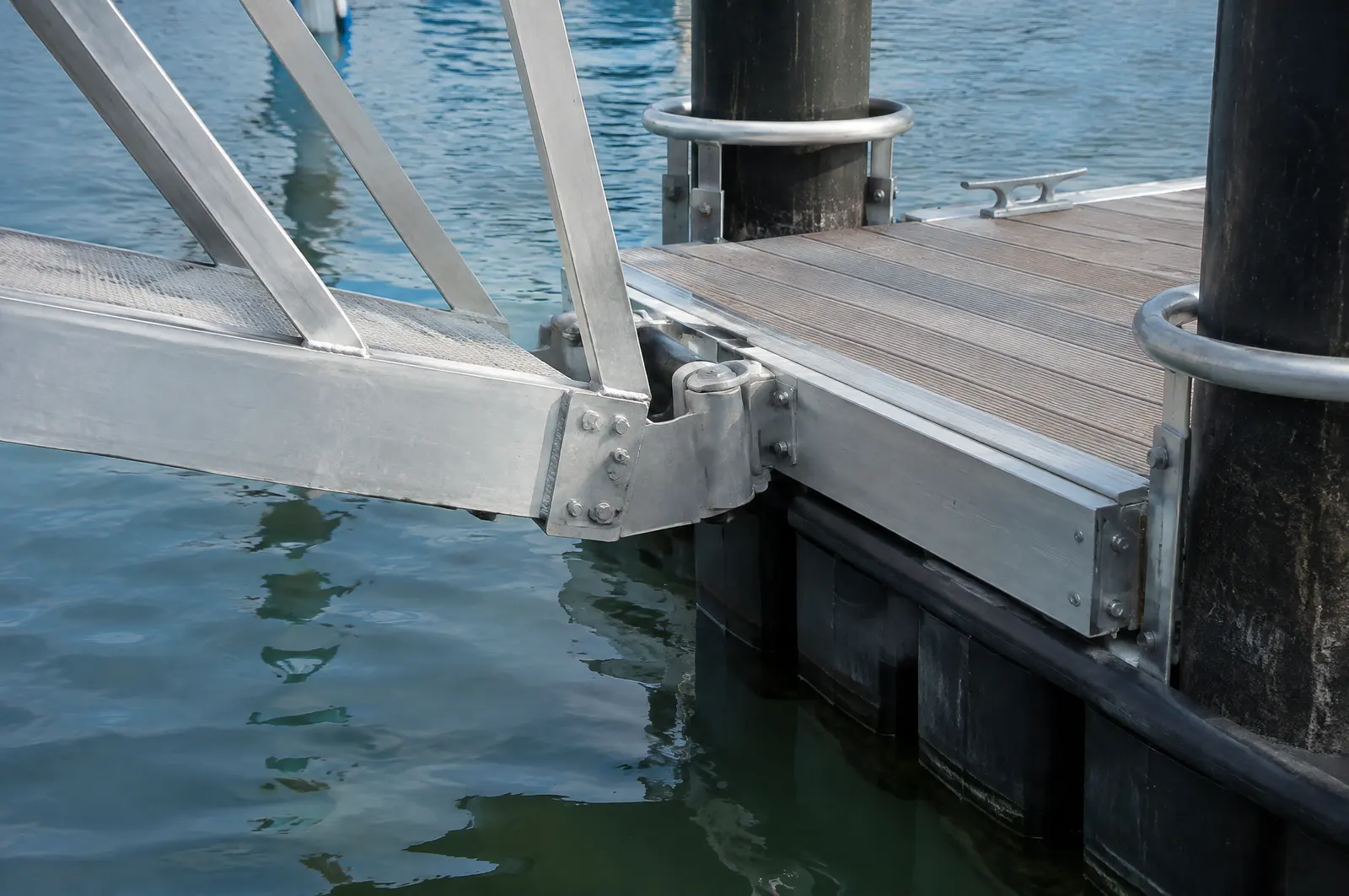 Hinged joint between an aluminium gangway and a floating dock with pontoon floats